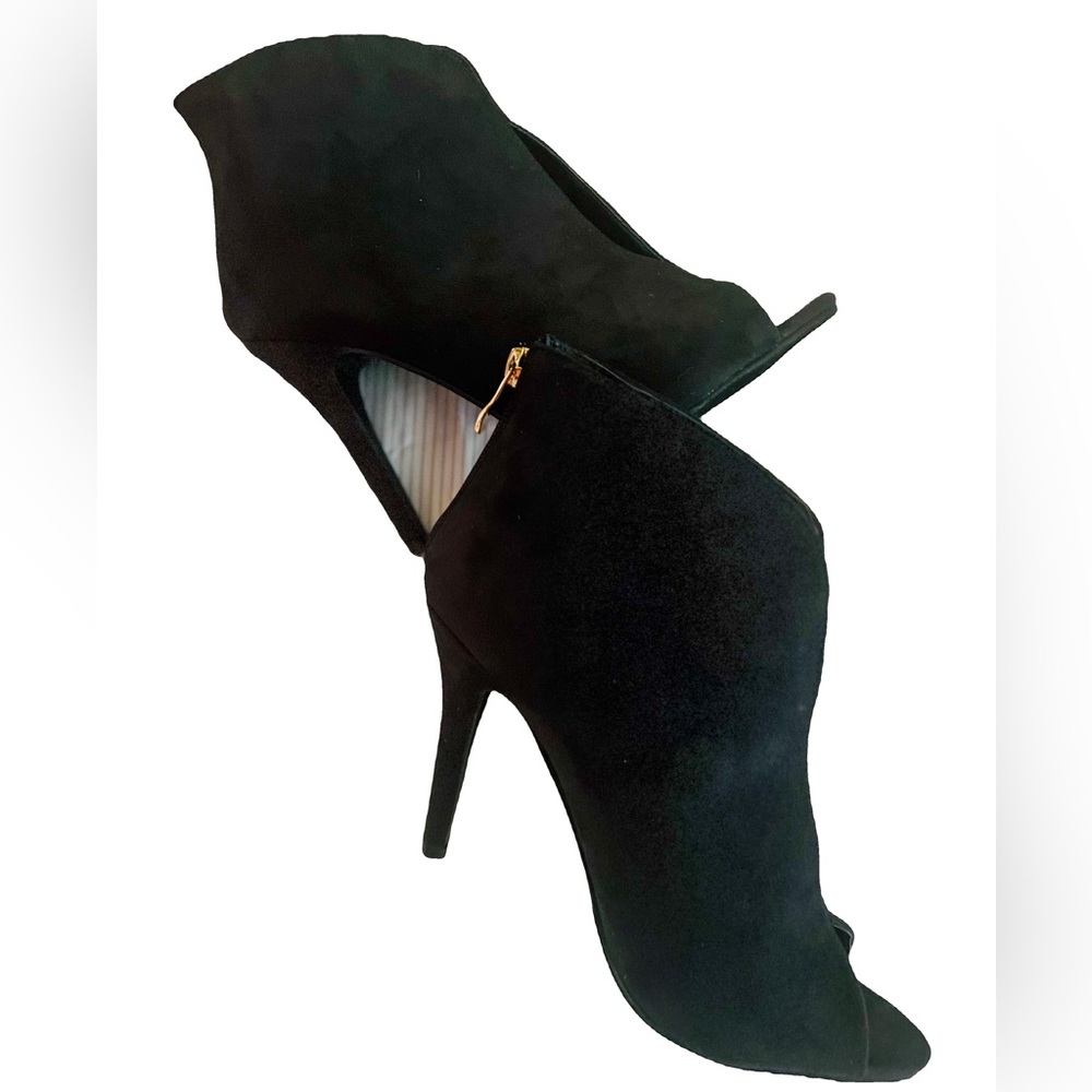 Cape Robbin Black Suede Cutout Bootie Sz 9